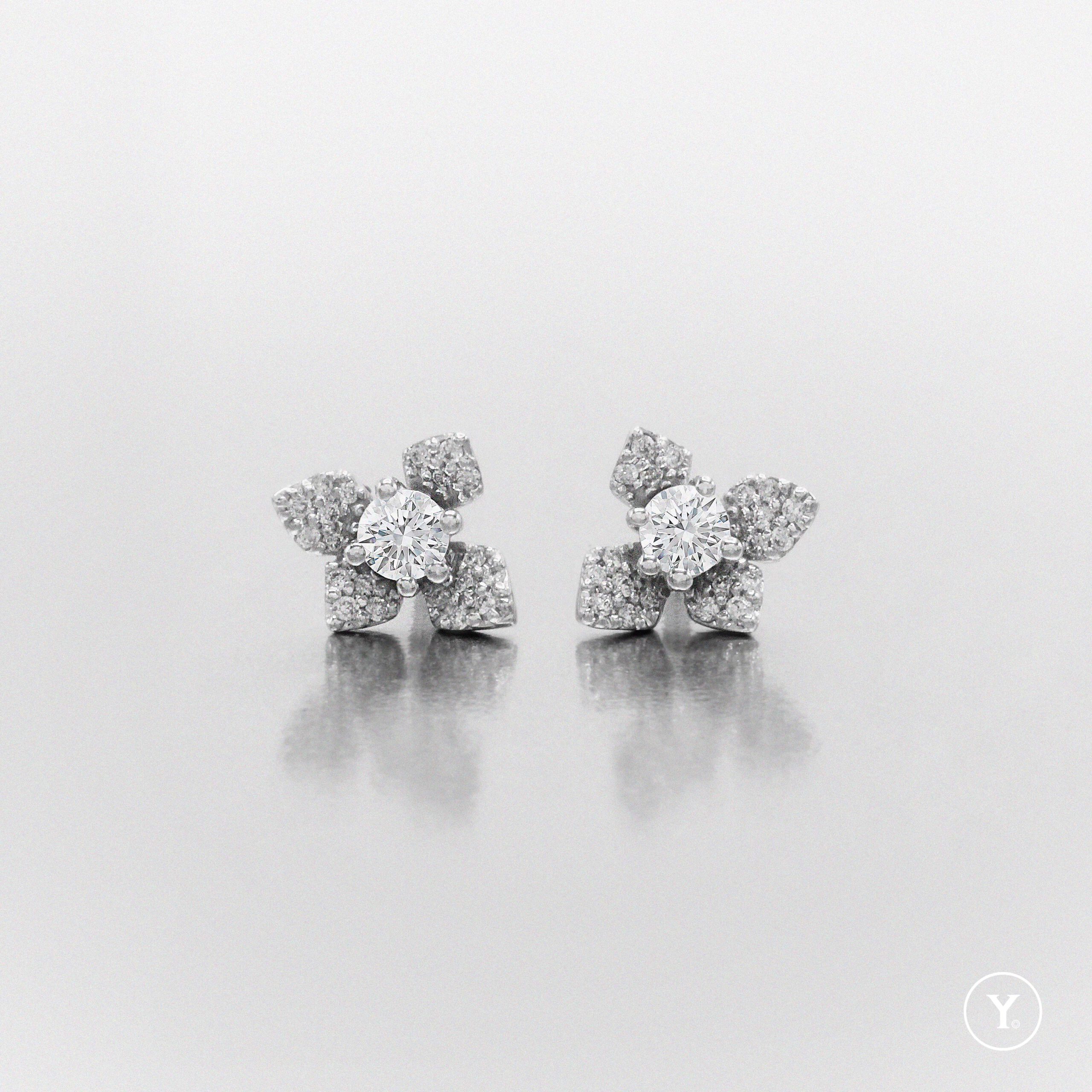 Belle Lux :: 18K White Gold Small Stud Earrings with 10pts H&amp;amp;A DEF Diamond