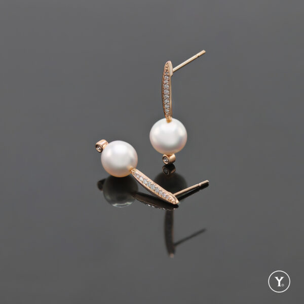 Luxury Arch Pearl :: Akoya Collection :: Akoya Pearl Earrings in Solid Gold - Image 2