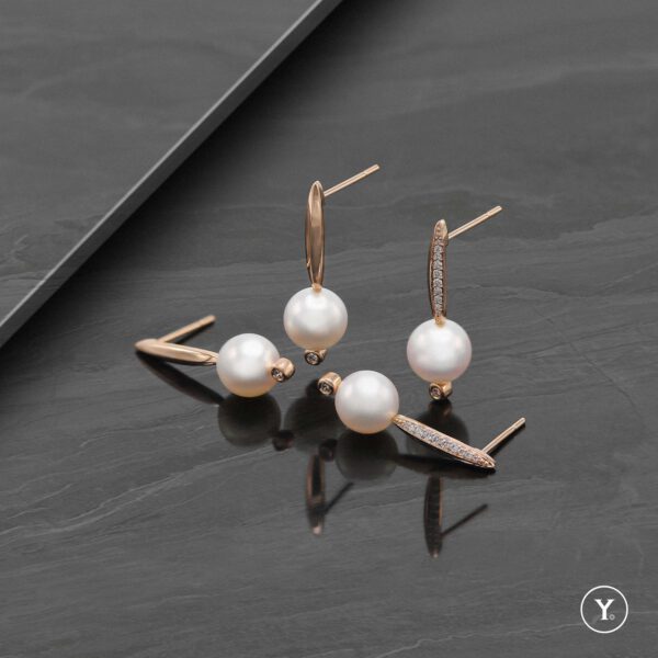 Luxury Arch Pearl :: Akoya Collection :: Akoya Pearl Earrings in Solid Gold - Image 3