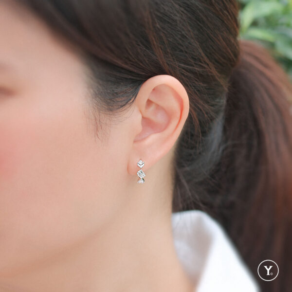 Surtida Hug :: Mixed Fancy Shape Diamond Huggies Earrings 18K White Gold, Solid Gold - Image 4