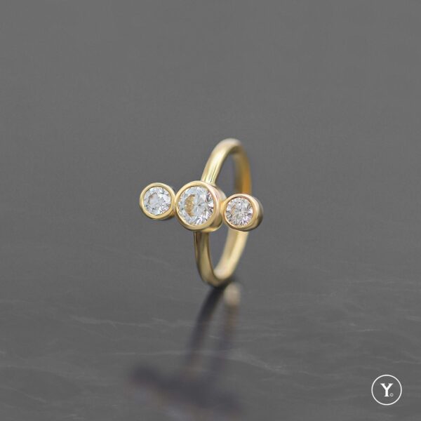 Vertical Three-Stone Ring :: Round Diamond Ring in 18K Yellow Gold Solid Gold - Image 5