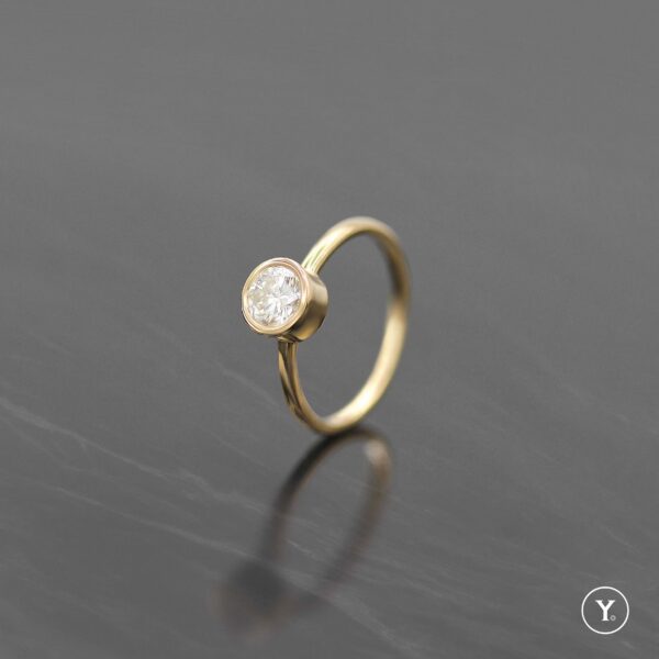 ME :: Single Round Diamond Solitaire in 18K Yellow Gold Solid Gold - Image 2