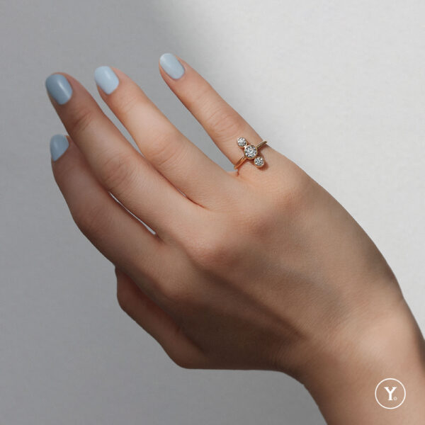 Vertical Three-Stone Ring :: Round Diamond Ring in 18K Yellow Gold Solid Gold - Image 4
