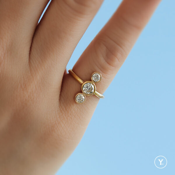 Vertical Three-Stone Ring :: Round Diamond Ring in 18K Yellow Gold Solid Gold - Image 2
