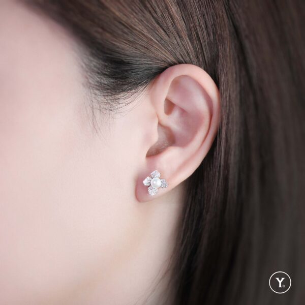 Belle Lux Pearl Earrings :: 18K White Gold Small Stud Earrings with Fresh Water Pearls - Image 3