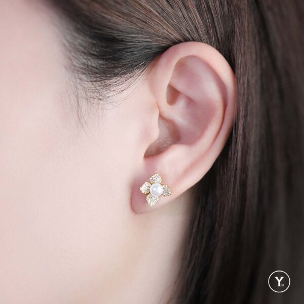Belle Lux Pearl Earrings :: 18K Yellow Gold Small Stud Earrings with Fresh Water Pearls - Image 3