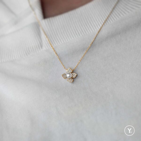 Belle Lux Pearl :: 18K Yellow Gold Dainty Chain Pendant with Fresh Water Pearl - Image 2