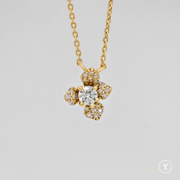 Belle Lux Chain Pendant :: 18K Yellow Gold Dainty Chain Pendant with 10pts H&A Diamond